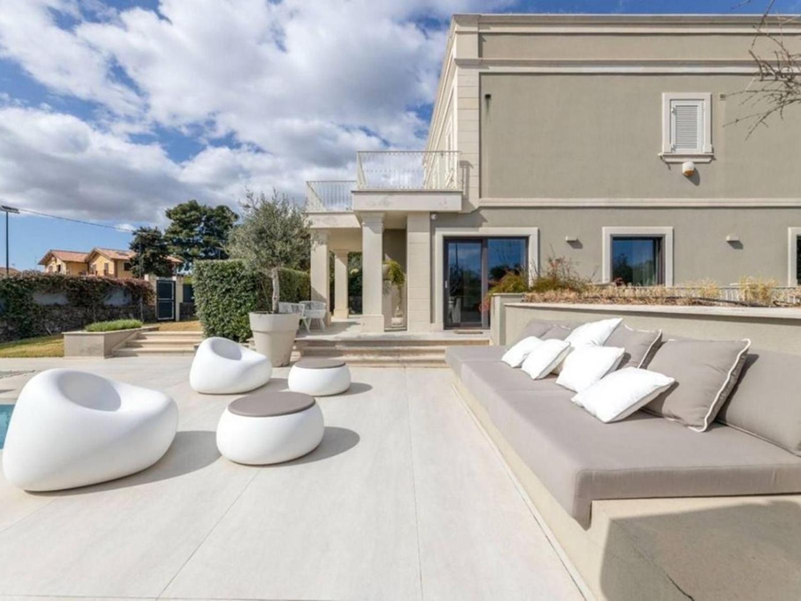 Mediterranean - Style In - 5 Bedrooms, Pool, Garden Apartment